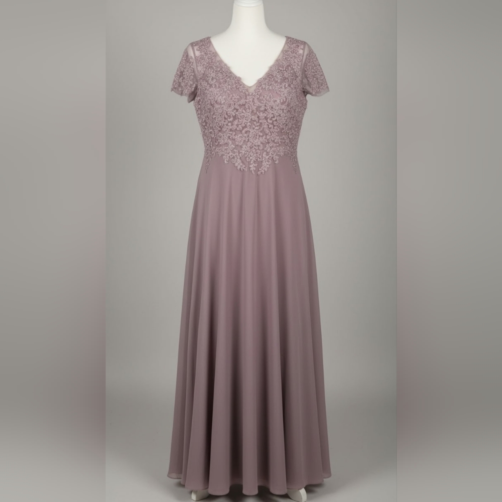 Elegant Lace Bodice V-Neck Evening Dress in Dusty Mauve
